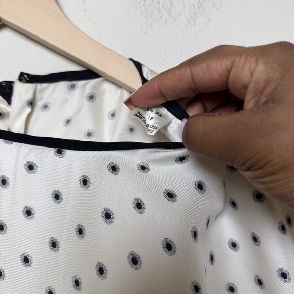 Tahari Women 100% SILK Polka Dot Top 12 Ivory Black Mod Retro Twee Keyhole - Picture 8 of 9